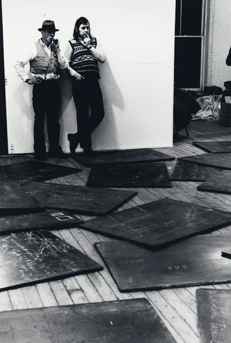 Joseph Beuys és René Block a Richtkräfte (Irányított erők) kiállítás installálása közben, René Block Gallery, New York, 1975, archív fotó